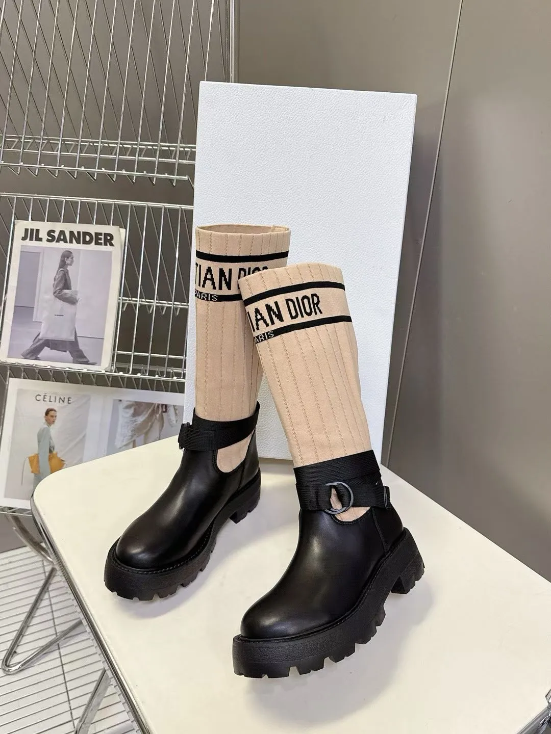 👟👟Ex-factory price 560👟👟Dior color matching new boots for autumn and winter, the latest flying woven letter logo for autumn and winter, round-toe high-top knight boots for women, the same style for celebrity Narna Qian and the same style for Yi Mengling. Material: First-layer cowhide spliced ​​with fly-knit fabric, sheepskin lining for feet, original molded TPU outsole Size: 35-40 yards